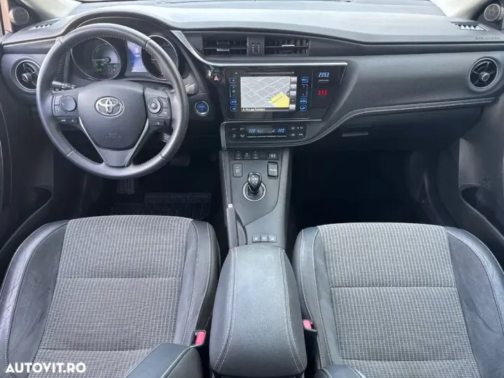 Toyota Auris II 1.8 L VVT-i HSD Sol +