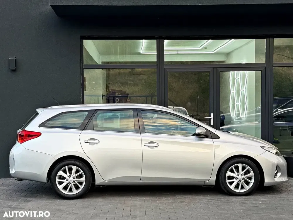 Toyota Auris 1.4 D-4D Unique — imagine 4