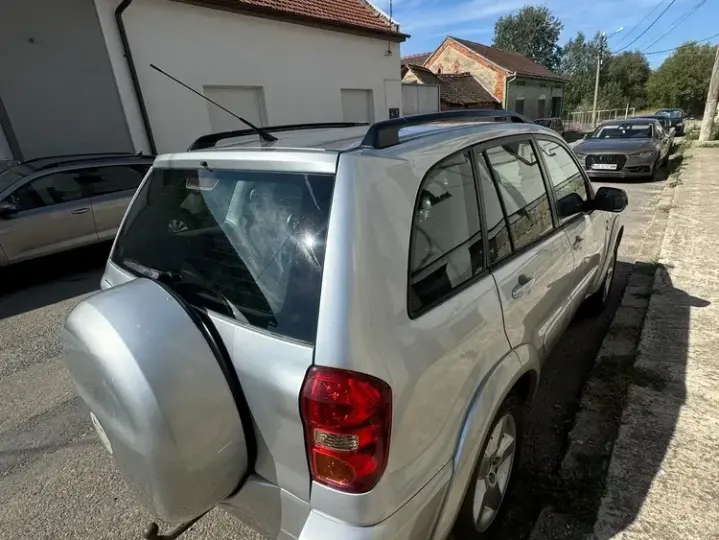 Toyota RAV4 III 2.0 D-4D Confort