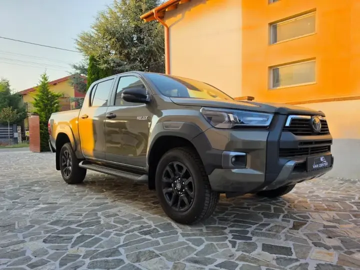 Toyota Hilux VIII 2.8D 204CP 4x4 Double Cab AT MHEV Invincible
