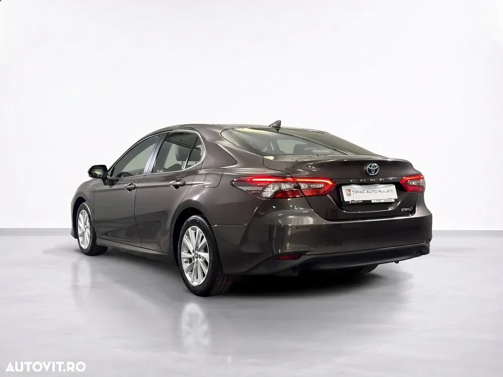 Toyota Camry — imagine 3