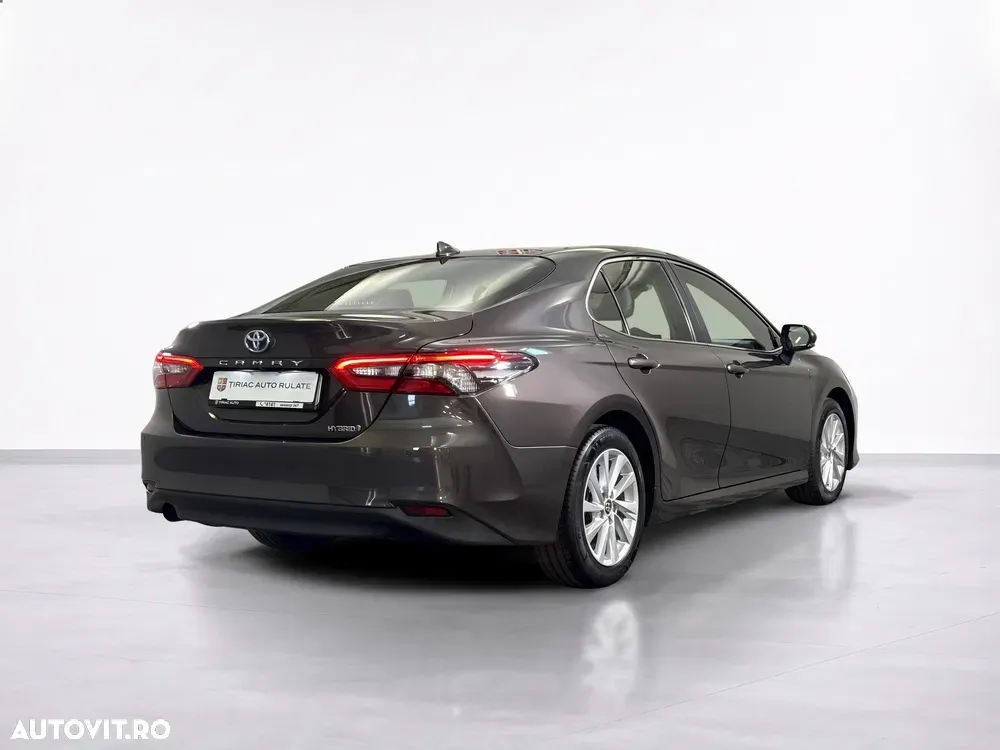 Toyota Camry — imagine 5