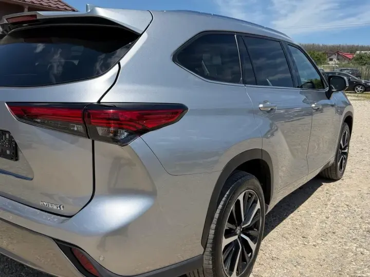 Toyota Highlander 2.5 L Dynamic Force 248CP Luxury Metallic