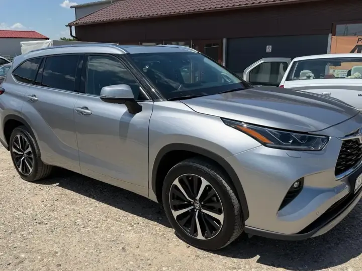 Toyota Highlander 2.5 L Dynamic Force 248CP Luxury Metallic