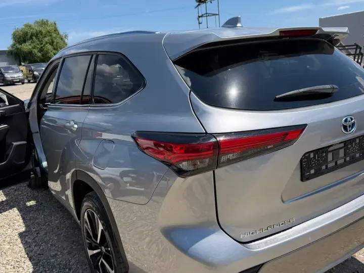 Toyota Highlander 2.5 L Dynamic Force 248CP Luxury Metallic