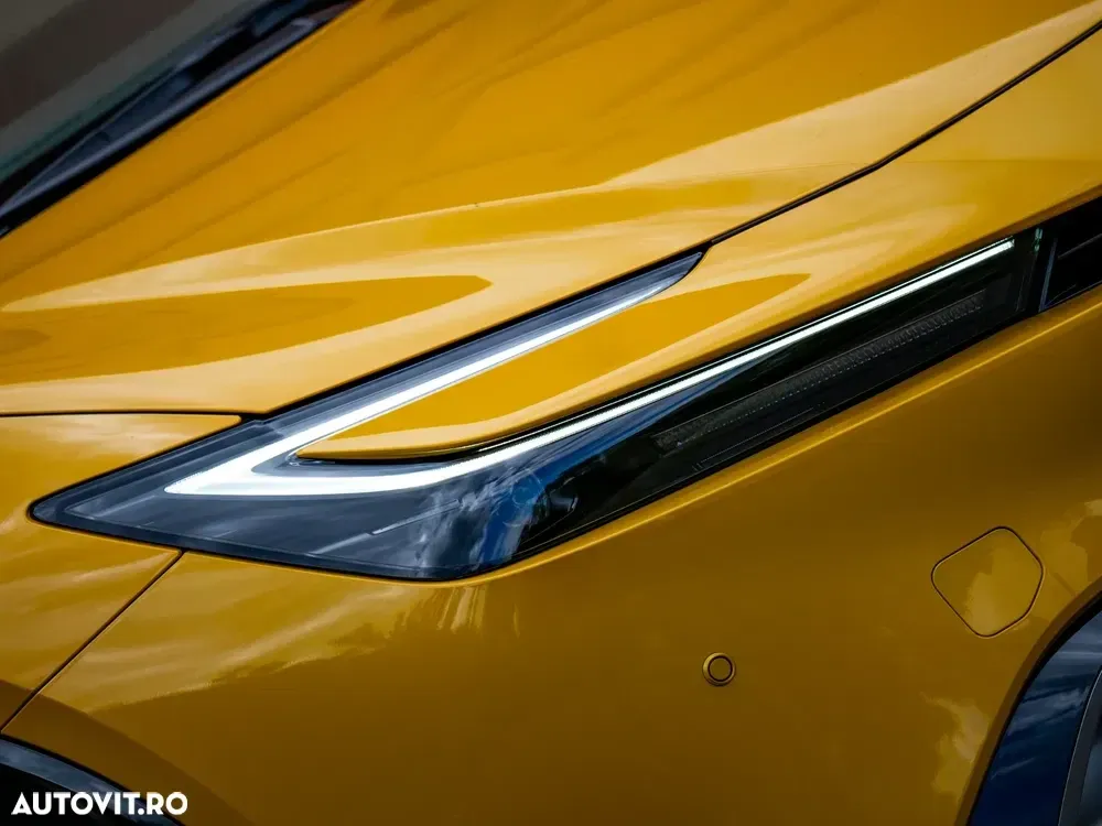 Toyota Prius V 2.0 FWD PHEV Dynamic — imagine 5