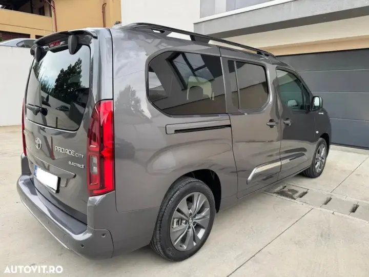 Toyota Proace 136 CP 50 kWh L2 6+1 Family+
