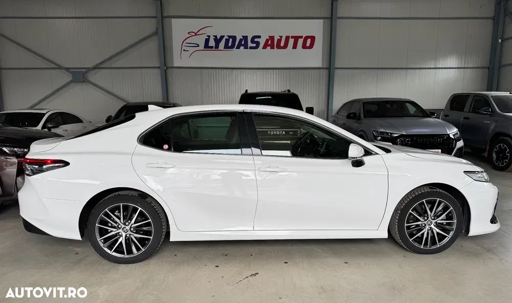 Toyota Camry Executive — imagine 5