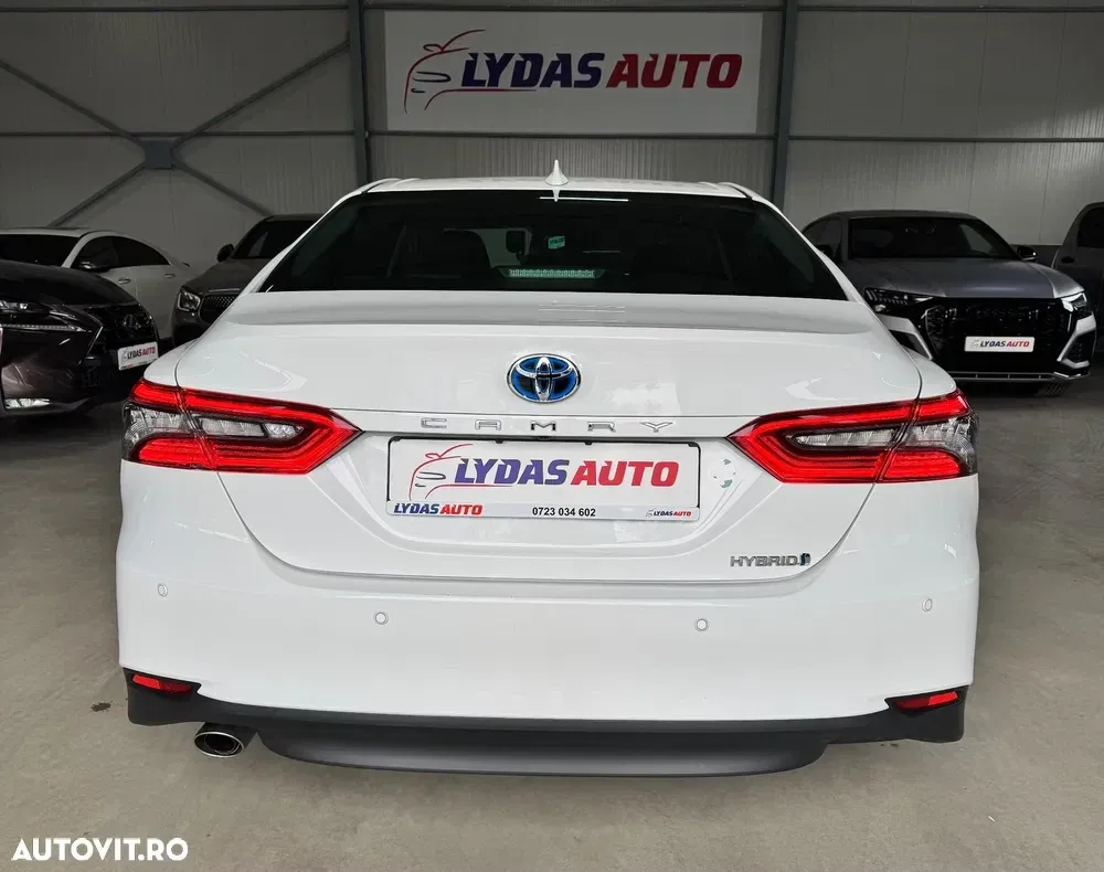 Toyota Camry Executive — imagine 3