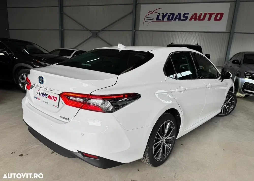 Toyota Camry Executive — imagine 4