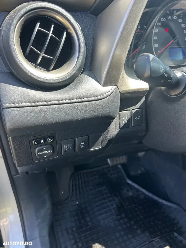 Toyota RAV4 IV 2.2 D-4CAT 4WD Aut Luxury 18" — imagine 3