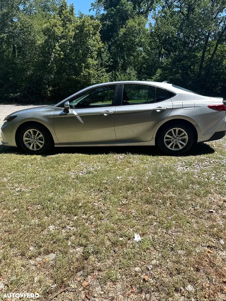 Toyota Camry — imagine 5