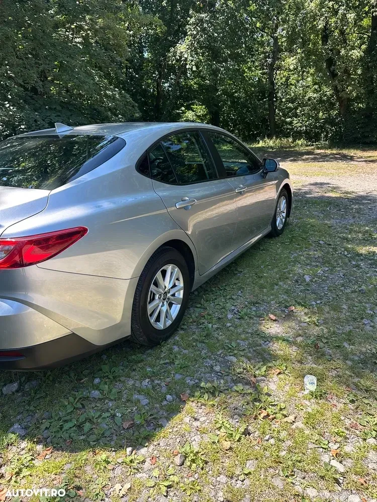 Toyota Camry — imagine 3
