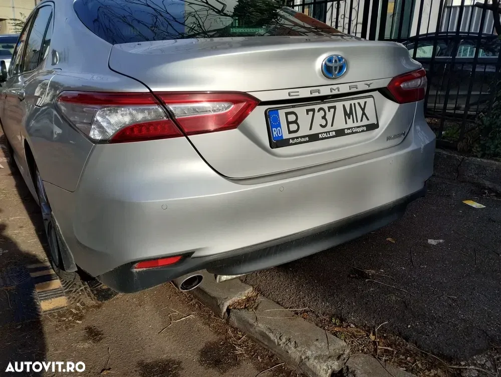 Toyota Camry Executive — imagine 3