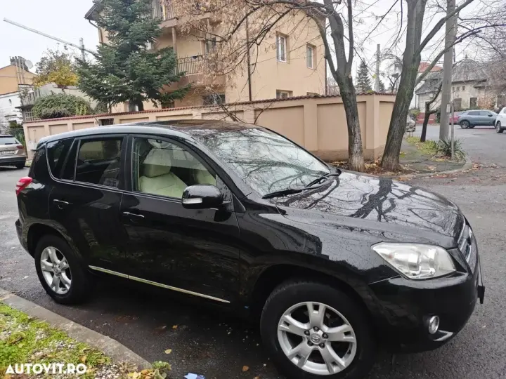 Toyota RAV4 III 2.2L D-CAT M/T Luxury
