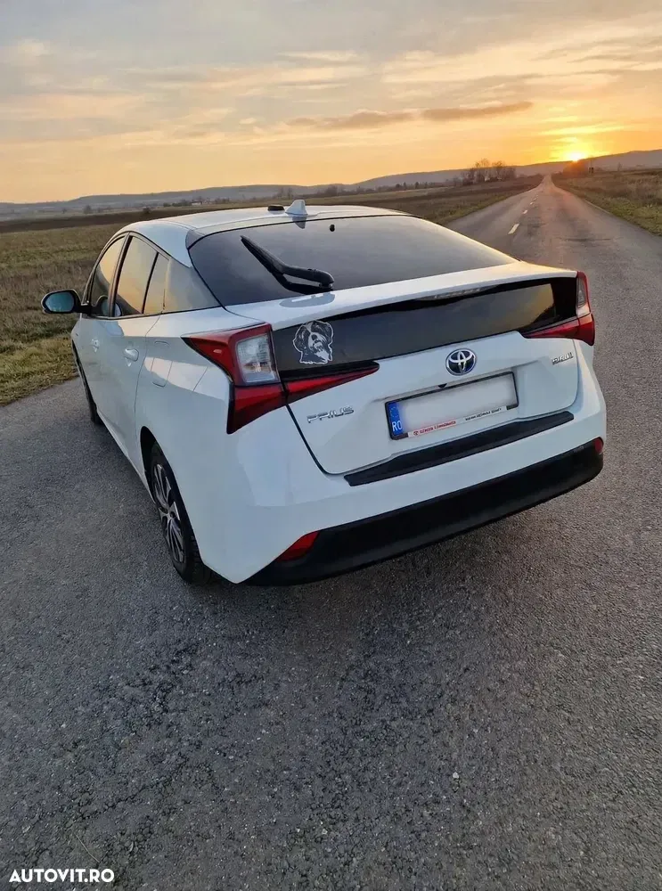 Toyota Prius V Hybrid — imagine 5