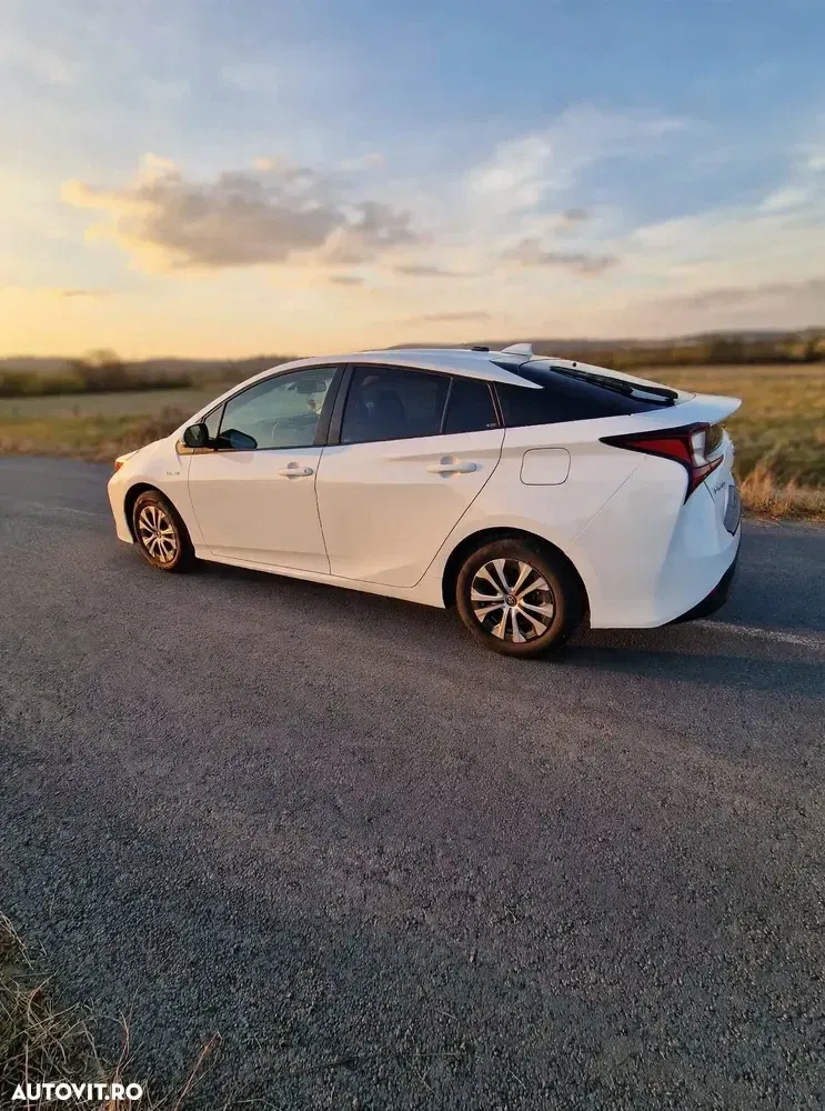 Toyota Prius V Hybrid — imagine 4