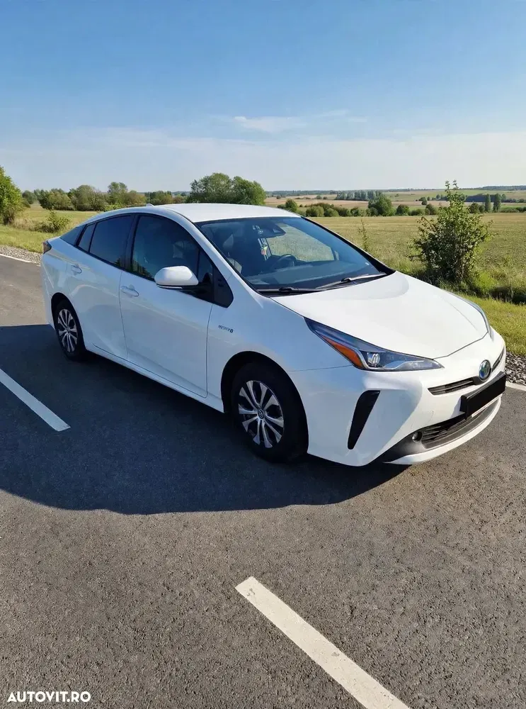 Toyota Prius V Hybrid — imagine 3