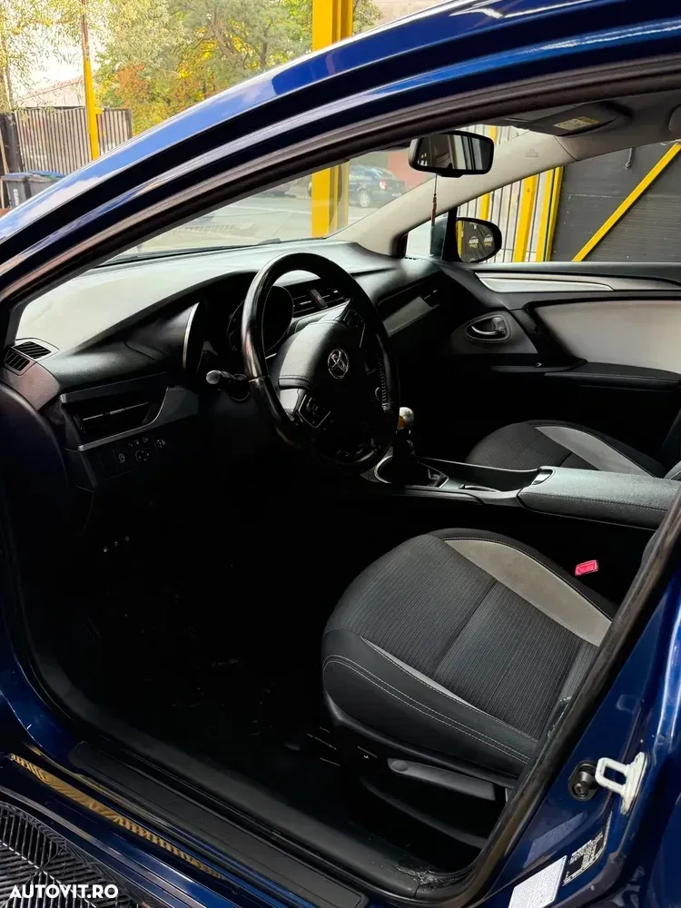 Toyota Avensis III 2.0 D-4D Executive — imagine 3