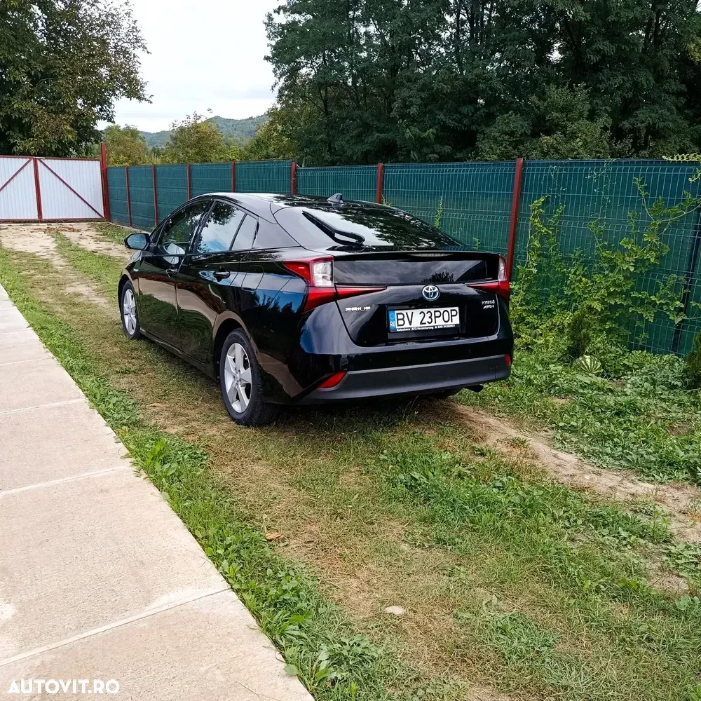 Toyota Prius V Hybrid Executive — imagine 3