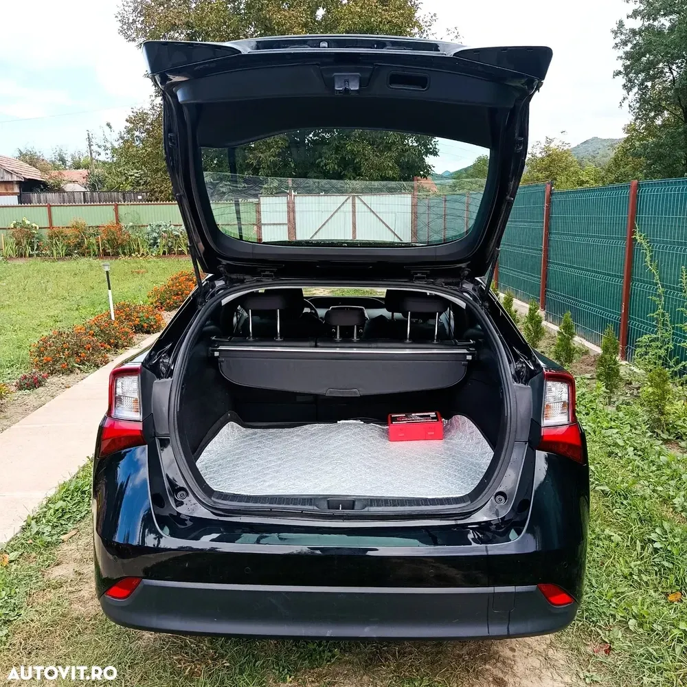 Toyota Prius V Hybrid Executive — imagine 5