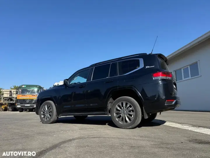 Toyota Land Cruiser 300