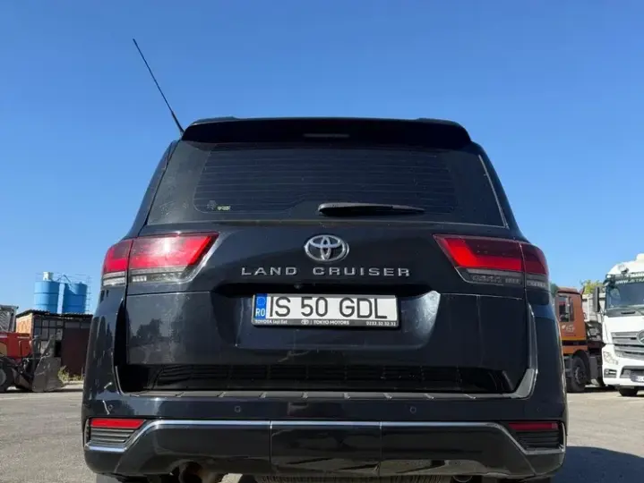 Toyota Land Cruiser 300