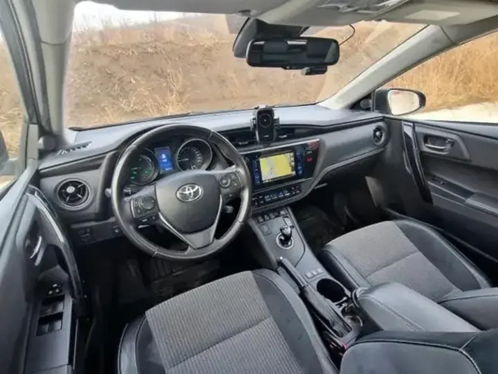 Toyota Auris II 1.8 L VVT-i HSD Sol +