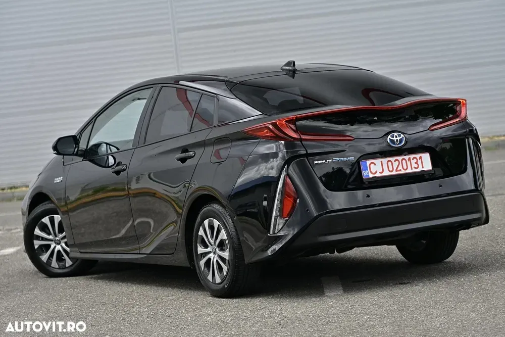 Toyota Prius V Hybrid Executive — imagine 3