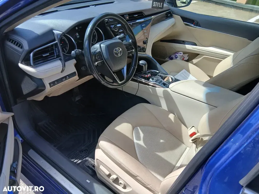 Toyota Camry VIII Business Edition — imagine 5