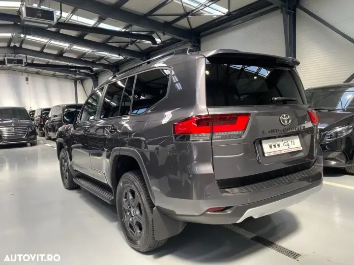 Toyota Land Cruiser 300