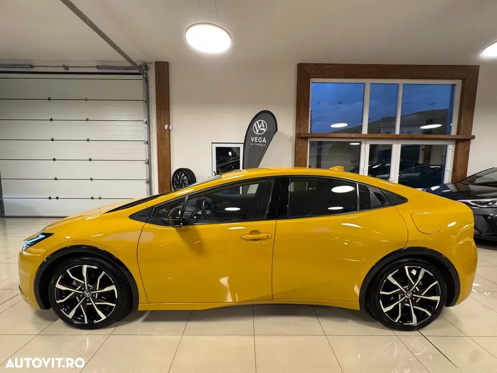 Toyota Prius V Hybrid Advanced — imagine 5