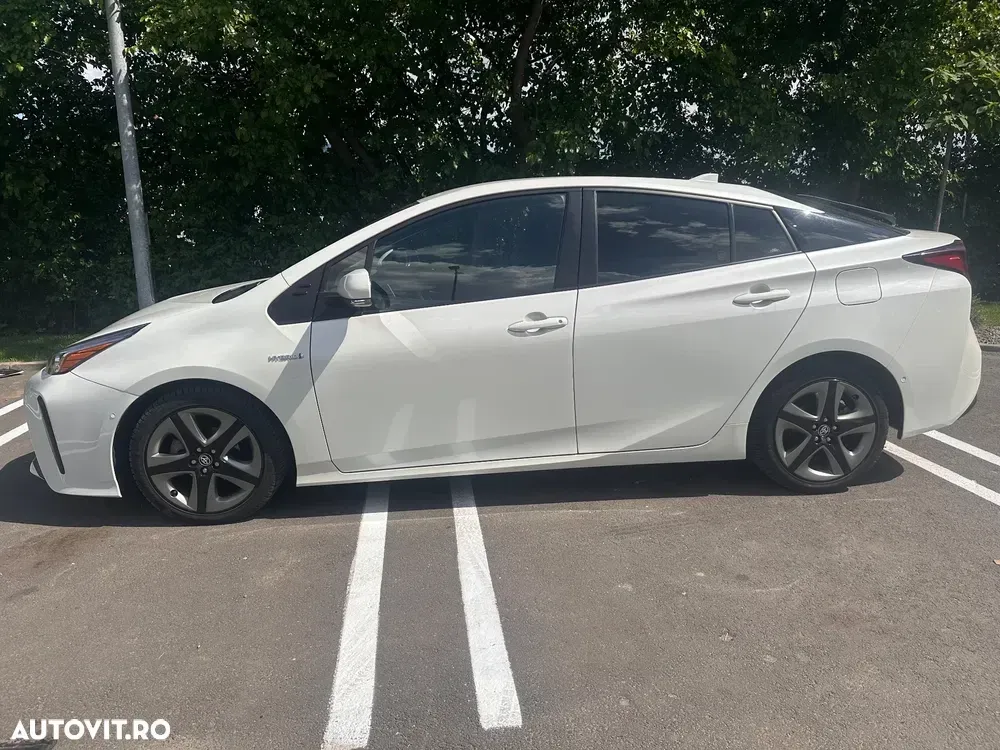 Toyota Prius V Hybrid Executive — imagine 2