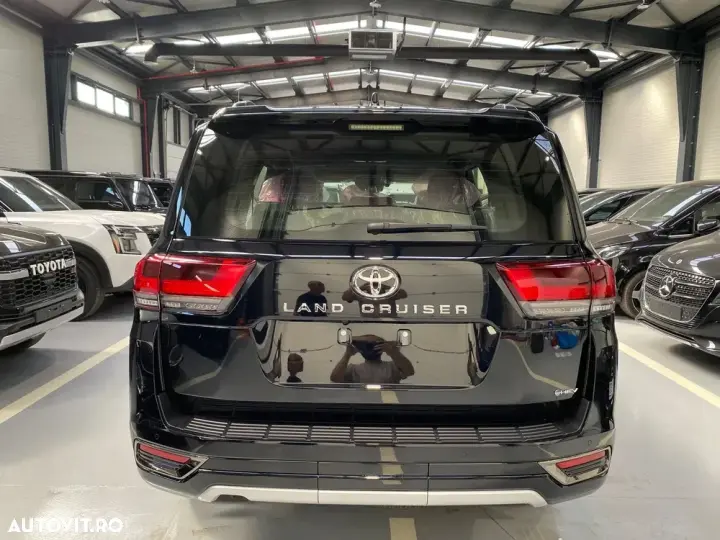 Toyota Land Cruiser 300