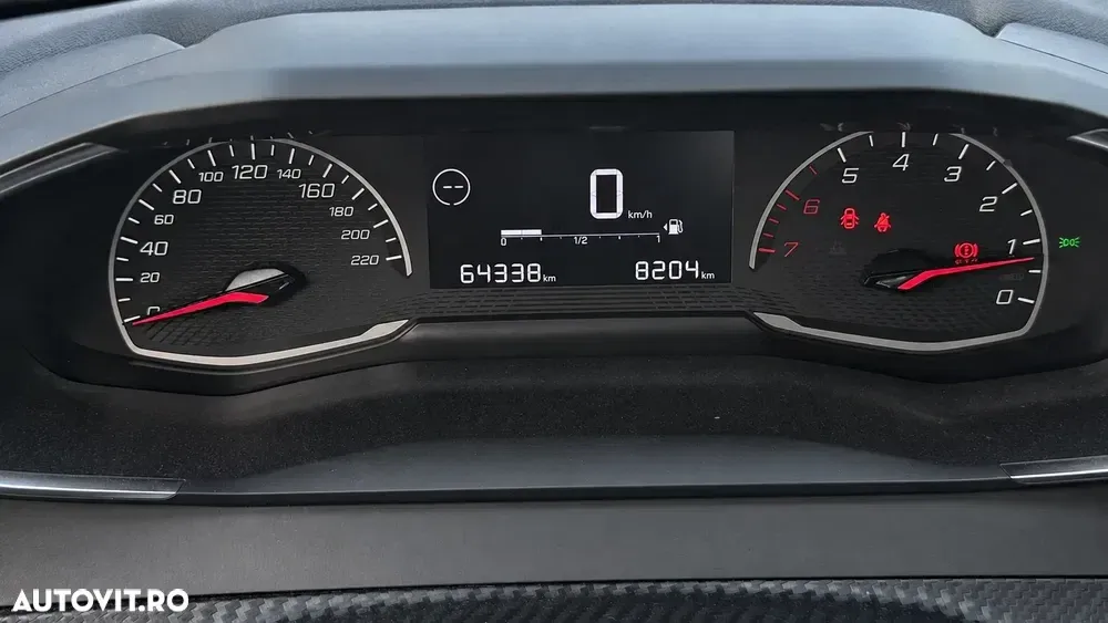 Peugeot 2008 II 1.2 L PureTech STT Allure — imagine 6