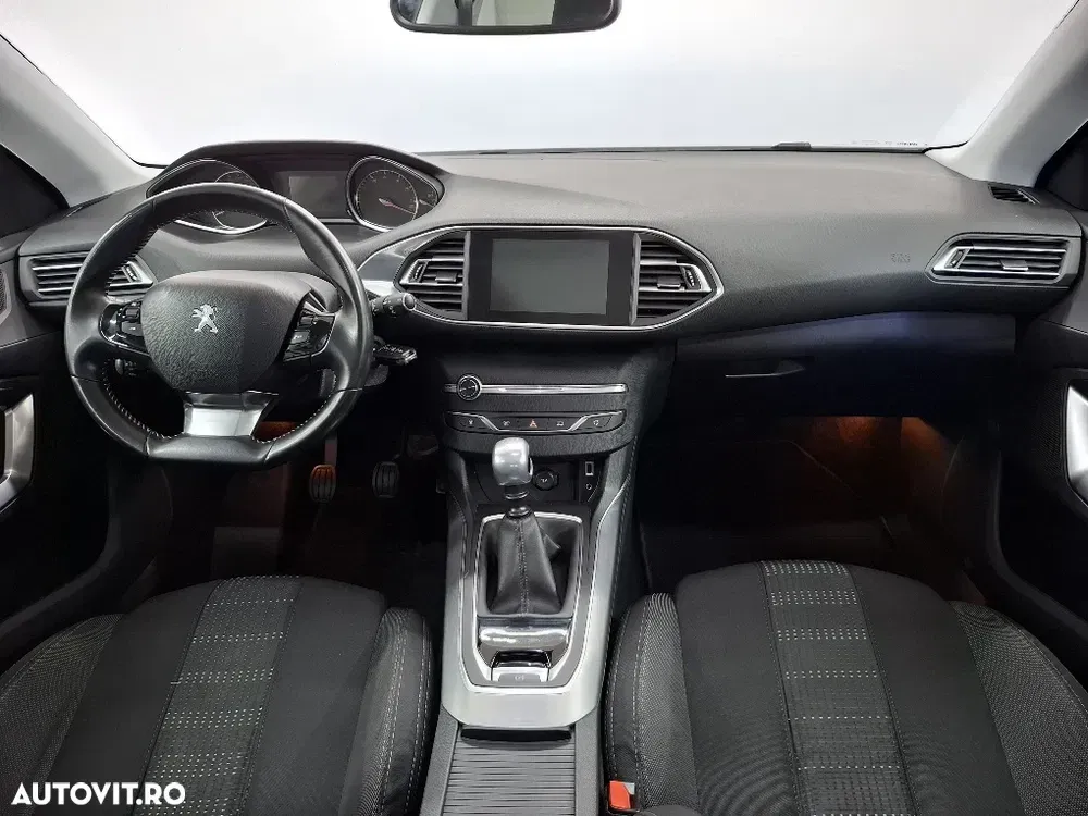 Peugeot 308 II 1.2 L PureTech Turbo Allure — imagine 3