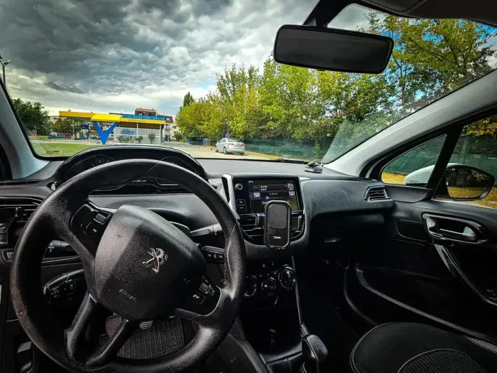 Peugeot 208 I