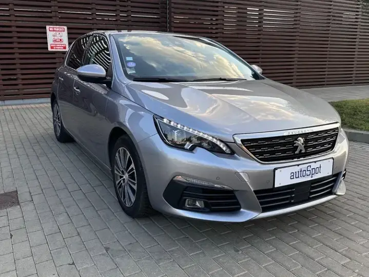 Peugeot 308 II PureTech 130 GPF EAT8 Stop & Start Allure Business-Paket