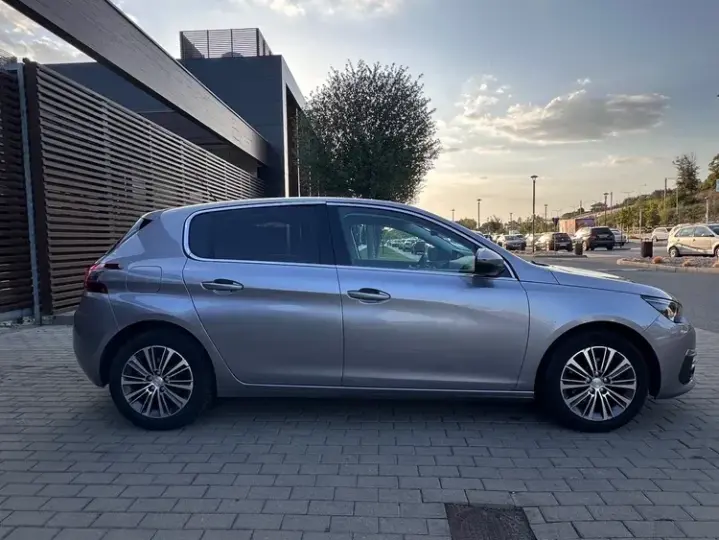 Peugeot 308 II PureTech 130 GPF EAT8 Stop & Start Allure Business-Paket