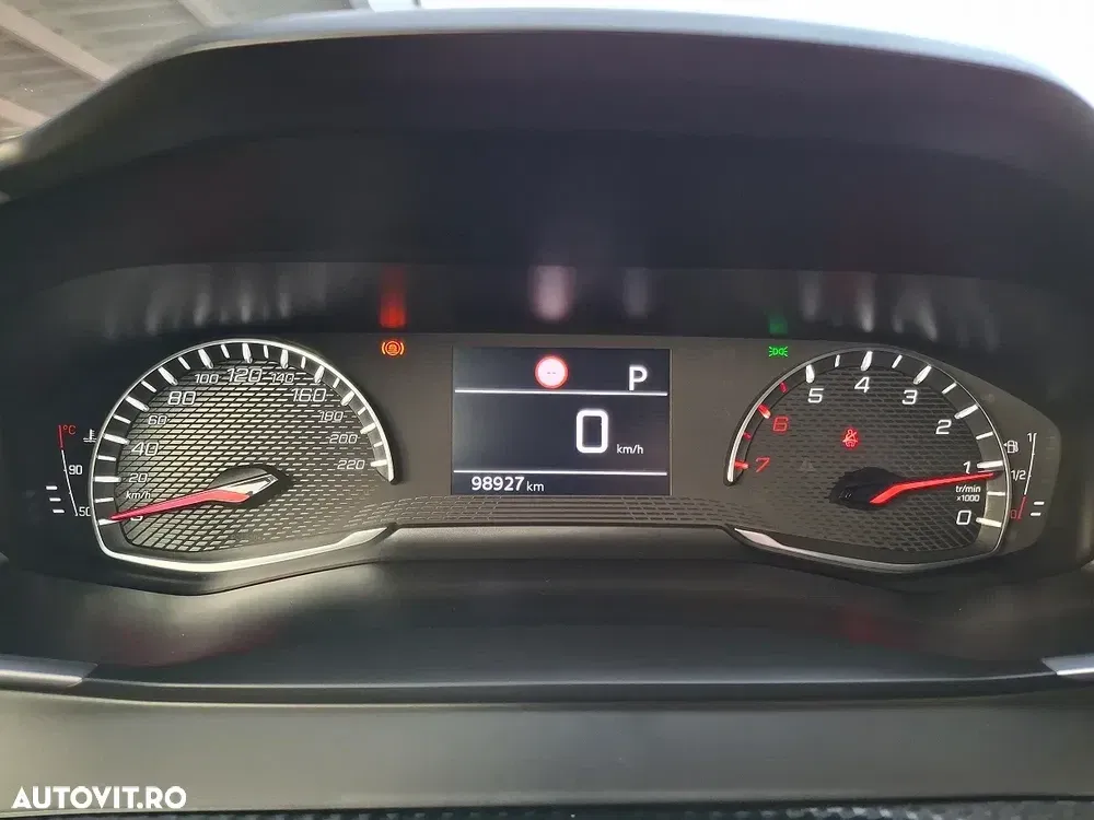 Peugeot 2008 II PureTech 130 EAT8 Active — imagine 6