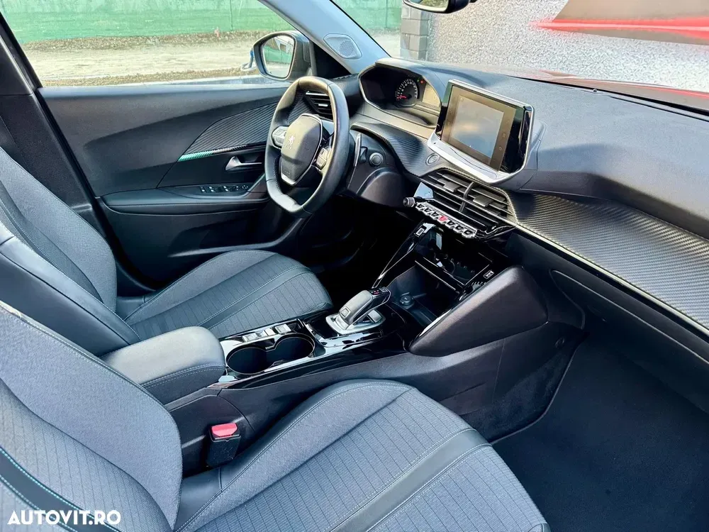 Peugeot 2008 II PureTech 130 EAT8 Allure — imagine 6