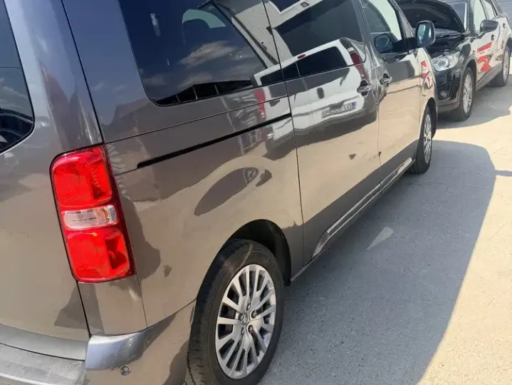 Peugeot Traveller L2H1 BlueHDI S&S Navette VIP