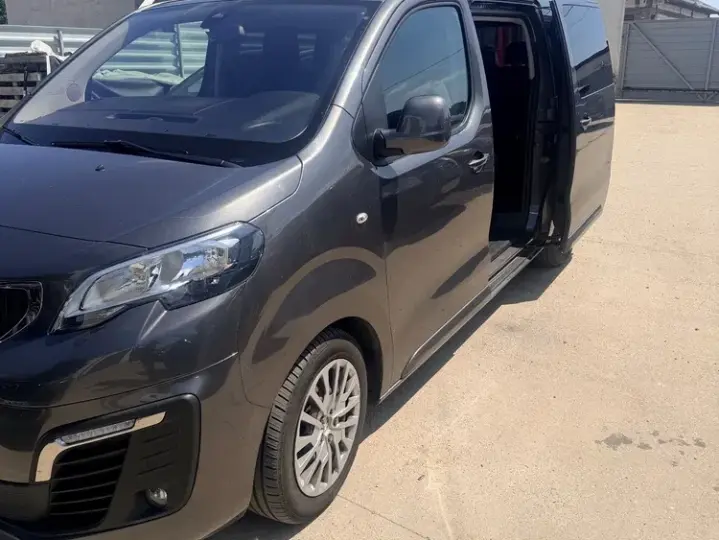 Peugeot Traveller L2H1 BlueHDI S&S Navette VIP