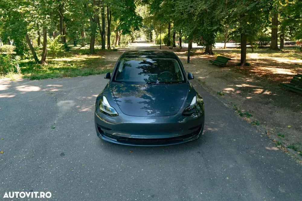 Tesla Model 3 — imagine 5