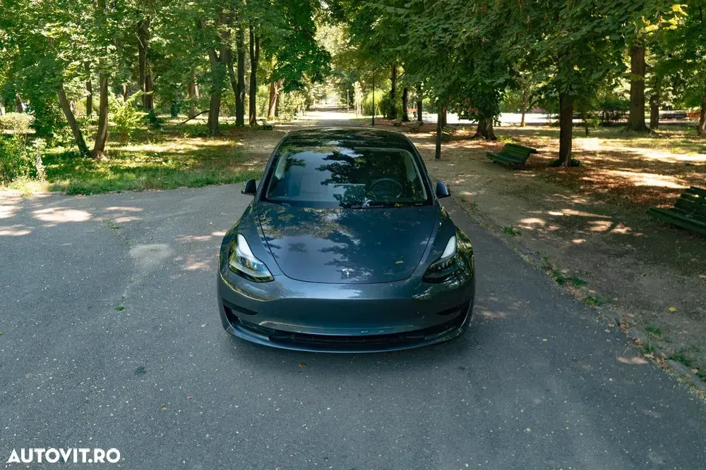 Tesla Model 3 — imagine 4