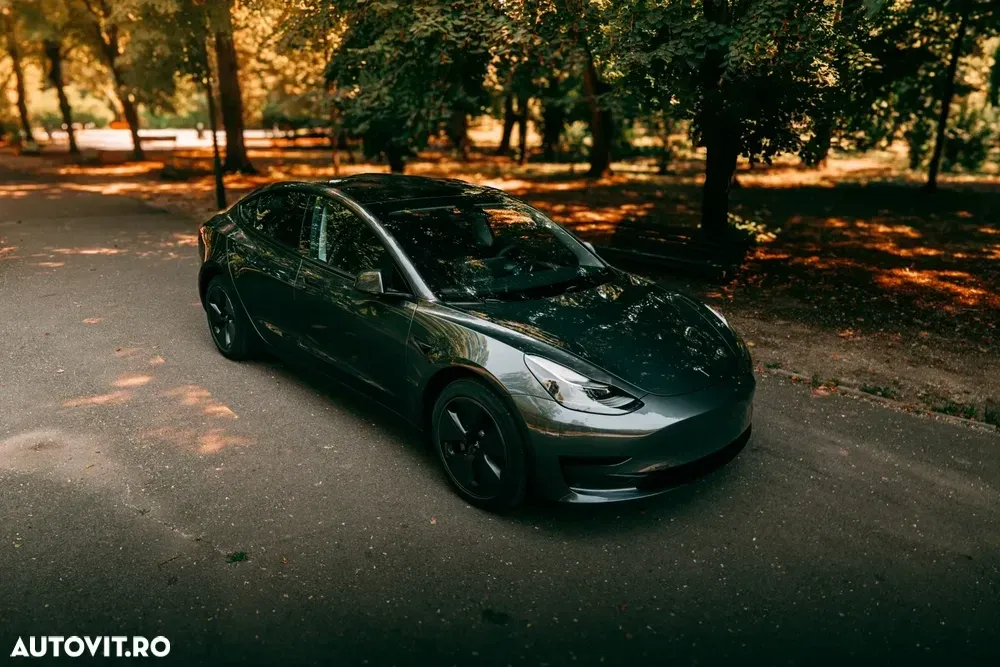 Tesla Model 3 — imagine 3