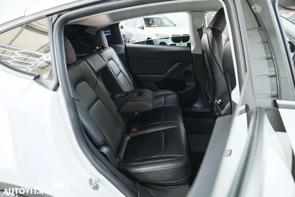 Tesla Model Y — imagine 4