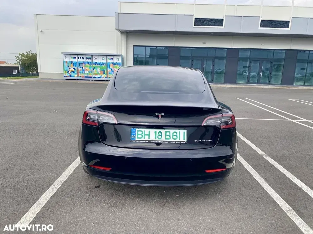 Tesla Model 3 — imagine 5