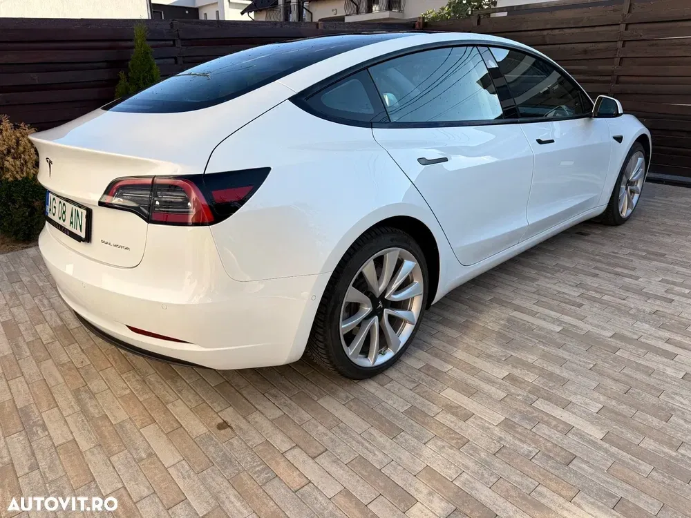 Tesla Model 3 — imagine 3