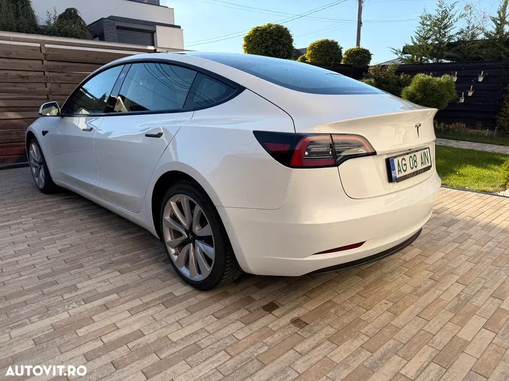 Tesla Model 3 — imagine 4